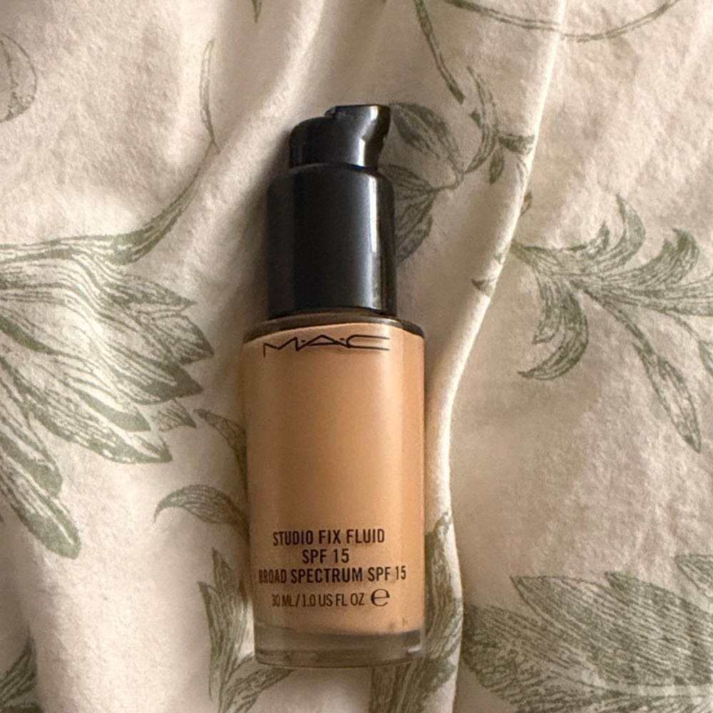 MAC Cosmetics Studio Fix Fluid Foundation SPF 15 - Warm Beige